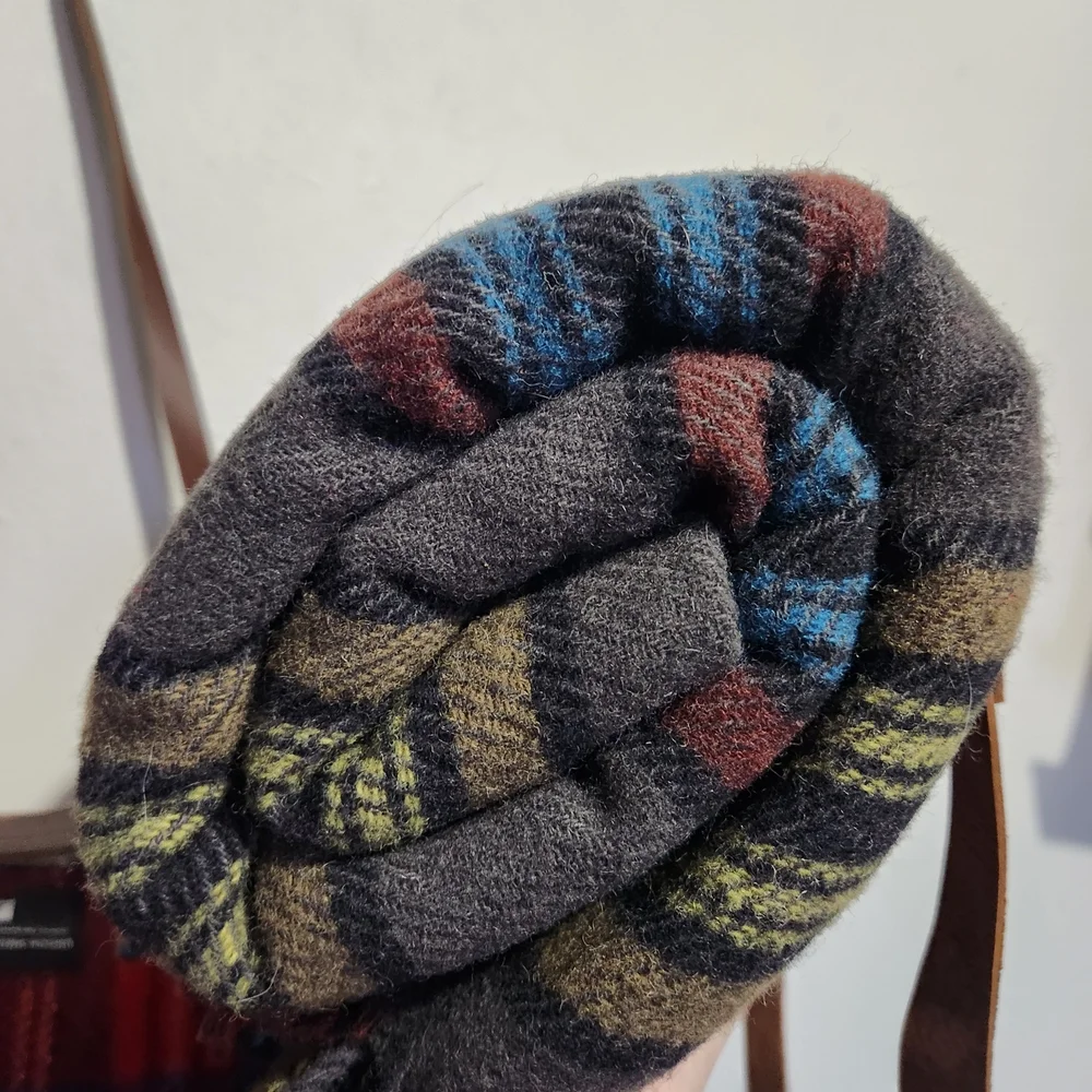 2 Pendleton Blankets - Picture 5 of 5